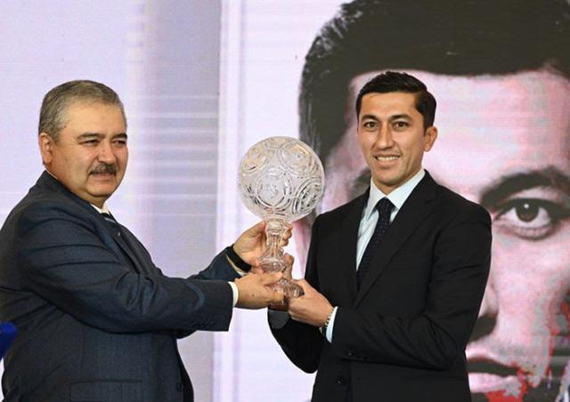 1639852788202099518.jpg 艾哈迈多夫宣布退役.jpg