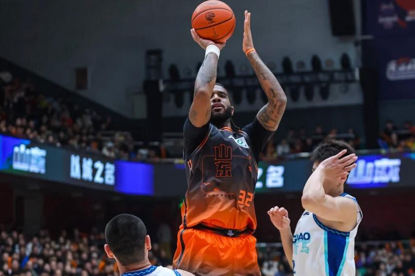 星空体育app下载-山东男篮主场迎战浙江，内外线对决看点十足，期待克里斯持续爆发